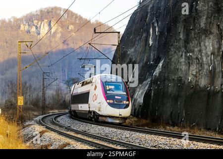 Seit mehr als zwei Jahren ist die neue Schnellfahrstrecke von Wendlingen/Stuttgart nach Ulm eröffnet. Der TGV bevorzugt aber nach wie vor die kurvenreiche und steile Strecke über die Geislinger Steige. // 13.02.2024 : Geislingen an der Steige, Bade-Württemberg, Deutschland. *** La nouvelle ligne à grande vitesse de Wendlingen Stuttgart à Ulm est ouverte depuis plus de deux ans. Le TGV préfère toujours la route sinueuse et escarpée à la Geislinger Steige 13 02 2024 Geislingen an der Steige, Bade-Württemberg, Allemagne Banque D'Images