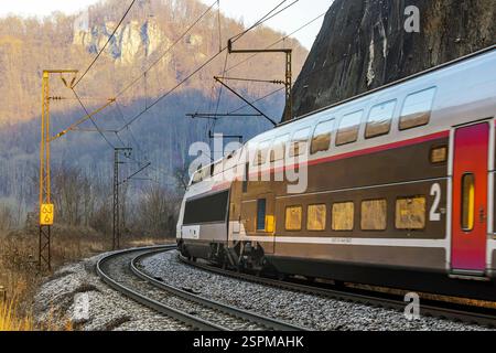 Seit mehr als zwei Jahren ist die neue Schnellfahrstrecke von Wendlingen/Stuttgart nach Ulm eröffnet. Der TGV bevorzugt aber nach wie vor die kurvenreiche und steile Strecke über die Geislinger Steige. // 13.02.2024 : Geislingen an der Steige, Bade-Württemberg, Deutschland. *** La nouvelle ligne à grande vitesse de Wendlingen Stuttgart à Ulm est ouverte depuis plus de deux ans. Le TGV préfère toujours la route sinueuse et escarpée à la Geislinger Steige 13 02 2024 Geislingen an der Steige, Bade-Württemberg, Allemagne Banque D'Images