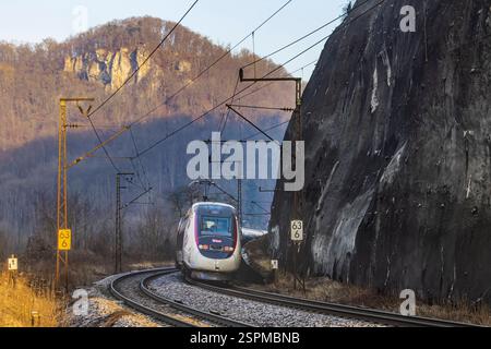 Seit mehr als zwei Jahren ist die neue Schnellfahrstrecke von Wendlingen/Stuttgart nach Ulm eröffnet. Der TGV bevorzugt aber nach wie vor die kurvenreiche und steile Strecke über die Geislinger Steige. // 13.02.2024 : Geislingen an der Steige, Bade-Württemberg, Deutschland. *** La nouvelle ligne à grande vitesse de Wendlingen Stuttgart à Ulm est ouverte depuis plus de deux ans. Le TGV préfère toujours la route sinueuse et escarpée à la Geislinger Steige 13 02 2024 Geislingen an der Steige, Bade-Württemberg, Allemagne Banque D'Images