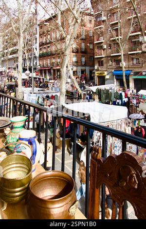 El Rastro de Madrid marché aux puces en plein air qui a jusqu'à 3500 stands sur un dimanche d'hiver chargé avec des touristes dans le centre-ville de Madrid Espagne Banque D'Images