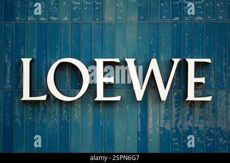 Honolulu, HI - Jan 22, 2025 : LVMH Moët Hennessy Louis Vuitton se est propriétaire de LOEWE label marque de mode signalétique au centre commercial Ala Moana. Banque D'Images