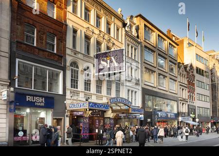 Les gens font la queue devant le Vaudeville Theatre dans le West End de Londres, attendant la comédie musicale « six ». Banque D'Images