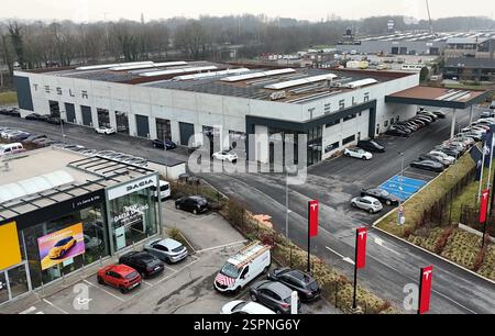 Awans, Belgique. 14 février 2025. Le Tesla Center Liege Awans, photographié à Hognoul, Awans, vendredi 14 février 2025. BELGA PHOTO ERIC LALMAND crédit : Belga News Agency/Alamy Live News Banque D'Images