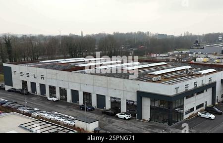 Awans, Belgique. 14 février 2025. Le Tesla Center Liege Awans, photographié à Hognoul, Awans, vendredi 14 février 2025. BELGA PHOTO ERIC LALMAND crédit : Belga News Agency/Alamy Live News Banque D'Images
