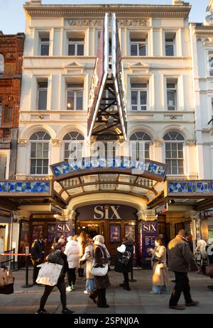 Les gens font la queue devant le Vaudeville Theatre dans le West End de Londres, attendant les SIX comédies musicales. Banque D'Images