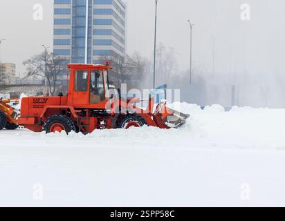 Machinerie lourde nettoyant la neige après de fortes chutes de neige Banque D'Images