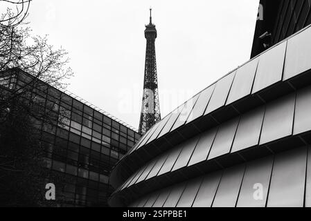 Photo en noir et blanc du sommet de la Tour Eiffel surplombant le quai Branly - musée Jacques Chirac dans le 7ème arrondissement de Paris Banque D'Images