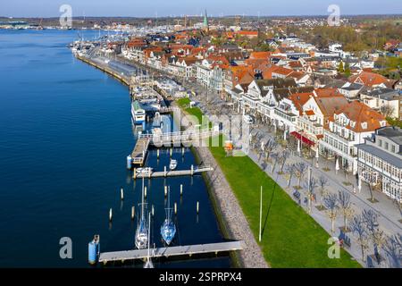 Vue sur les boutiques et les restaurants le long de la pittoresque Vorderreihe dans la station balnéaire de Lübeck, ville hanséatique de Travemünde, Schleswig-Holstein, Allemagne Banque D'Images