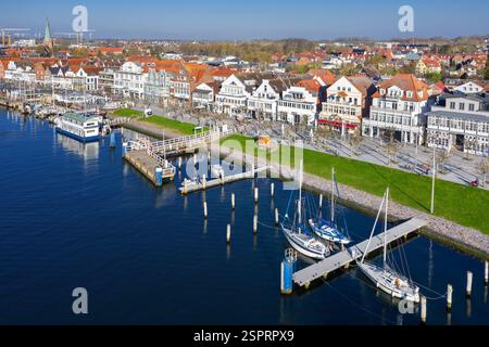 Vue sur les boutiques et les restaurants le long de la pittoresque Vorderreihe dans la station balnéaire de Lübeck, ville hanséatique de Travemünde, Schleswig-Holstein, Allemagne Banque D'Images