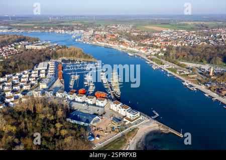 Vue aérienne sur le port / port de plaisance, le grand voilier Passat et le phare de la station balnéaire de Lübeck, ville hanséatique de Travemünde, Schleswig-Holstein, Allemagne Banque D'Images