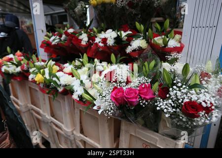 Dublin, Irlande - 14 février 2025 - un stand de fleurs vendant des bouquets de roses et d'autres fleurs sur Moore Street lors d'une Saint Valentin humide dans la ville de Dublin Banque D'Images