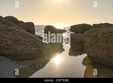 Paysage avec de grands rochers sur la plage de sable Banque D'Images