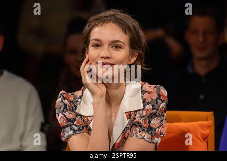 Brême, Allemagne. 14 février 2025. L'actrice Emilia Schüle pose pour une photo devant l'enregistrement de '3nach9' à Brême. Le programme, produit par Radio Brême, est le plus ancien talk-show encore diffusé à la télévision allemande. Crédit : Focke Strangmann/dpa/Alamy Live News Banque D'Images
