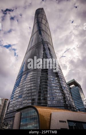 Shanghai, Chine - 25 septembre 2018 : vue extérieure du gratte-ciel mégatall Shanghai Tower depuis la base. Banque D'Images