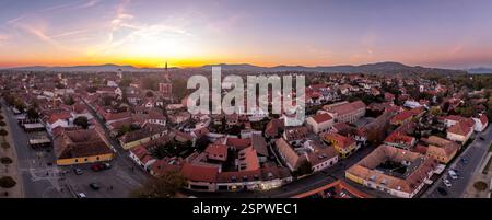Vue aérienne du coucher du soleil de Szentendre, charmante petite ville touristique en Hongrie près du Danube, église grecque orthodoxe, ciel coloré dramatique Banque D'Images