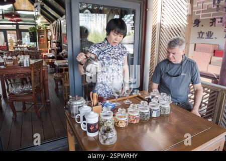 Shanghai, Chine - 27 septembre 2018 : cérémonie du thé chinois traditionnel dans le quartier historique de Yuyuan Bazaar. Banque D'Images