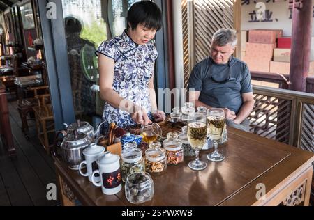 Shanghai, Chine - 27 septembre 2018 : cérémonie du thé chinois traditionnel dans le quartier historique de Yuyuan Bazaar. Banque D'Images
