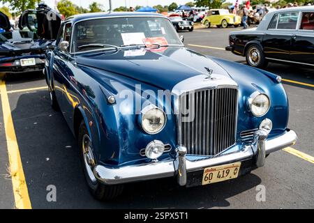 Chicago, Illinois, États-Unis - 08 septembre 2024 : véhicule rétro Bentley S2 Continental, vue d'angle. Voiture rétro bleue. Voiture classique Bentley S2 Continental Banque D'Images