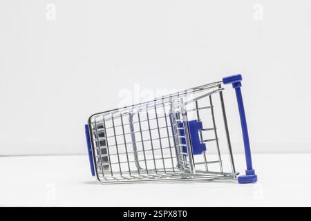 Plan horizontal d'un petit shopping tourné sur son côté isolé sur blanc avec espace de copie. Banque D'Images