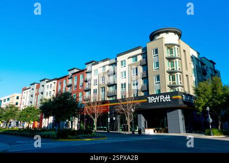 Architecture urbaine contemporaine dans le centre-ville de Sunnyvale avec des bâtiments résidentiels colorés, des espaces commerciaux. - Sunnyvale, Californie, États-Unis - 23 janvier 2 Banque D'Images