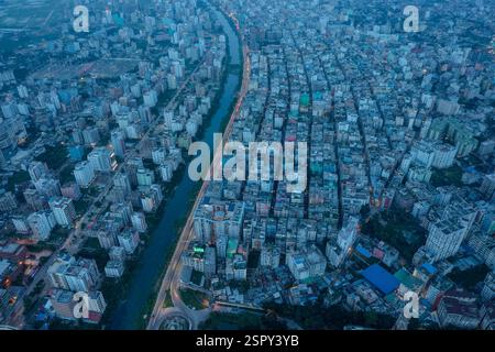 Une vue aérienne de Dacca au crépuscule, mettant en valeur les teintes vibrantes du paysage urbain dans l'une des villes les plus densément peuplées du monde. Dhaka, Ban Banque D'Images
