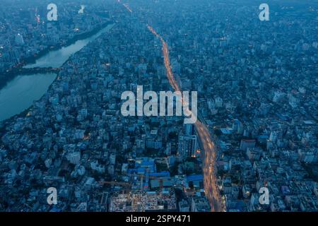Une vue aérienne de Dacca au crépuscule, mettant en valeur les teintes vibrantes du paysage urbain dans l'une des villes les plus densément peuplées du monde. Dhaka, Ban Banque D'Images