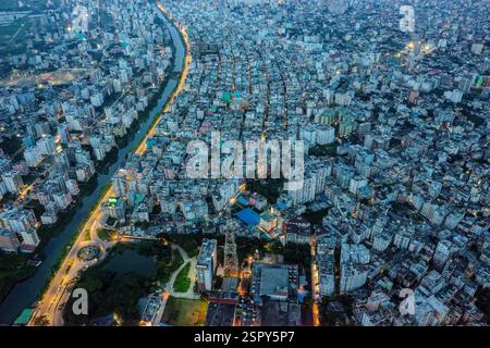 Une vue aérienne de Dacca au crépuscule, mettant en valeur les teintes vibrantes du paysage urbain dans l'une des villes les plus densément peuplées du monde. Dhaka, Ban Banque D'Images