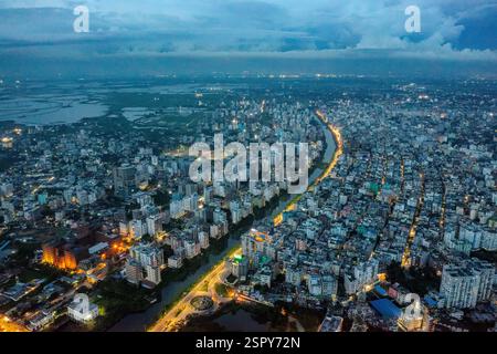 Une vue aérienne de Dacca au crépuscule, mettant en valeur les teintes vibrantes du paysage urbain dans l'une des villes les plus densément peuplées du monde. Dhaka, Ban Banque D'Images