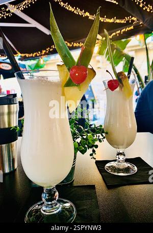 Cocktails Pina Colada dans un bar Banque D'Images