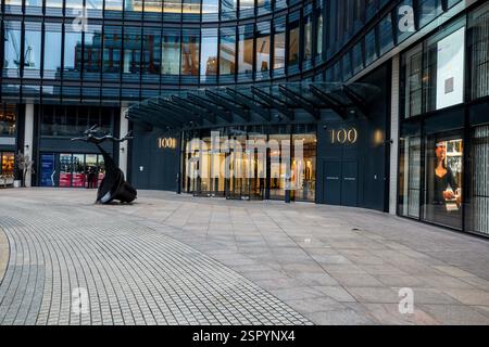 100 Liverpool Street North Lobby sur Broadgate Circle. Architecte Hopkins Architects - bâtiment net zéro carbone. Banque D'Images