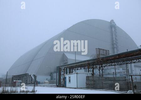 Ukraine. 14 février 2025. RÉGION DE KIEV, UKRAINE - 14 FÉVRIER 2025 - le nouveau confinement sûr de la centrale nucléaire de Tchernobyl qui a été touché par un drone d'attaque russe avec une ogive explosive vendredi 14 janvier dans la nuit, protège les restes du réacteur 4 détruit lors de la catastrophe de Tchernobyl en 1986, dans la région de Kiev, au nord de l'Ukraine. (Photo de Volodymyr Tarasov/Ukrinform) crédit : Ukrinform/Alamy Live News Banque D'Images