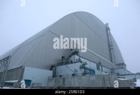 Ukraine. 14 février 2025. RÉGION DE KIEV, UKRAINE - 14 FÉVRIER 2025 - le nouveau confinement sûr de la centrale nucléaire de Tchernobyl qui a été touché par un drone d'attaque russe avec une ogive explosive vendredi 14 janvier dans la nuit, protège les restes du réacteur 4 détruit lors de la catastrophe de Tchernobyl en 1986, dans la région de Kiev, au nord de l'Ukraine. (Photo de Volodymyr Tarasov/Ukrinform) crédit : Ukrinform/Alamy Live News Banque D'Images