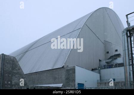 Ukraine. 14 février 2025. RÉGION DE KIEV, UKRAINE - 14 FÉVRIER 2025 - le nouveau confinement sûr de la centrale nucléaire de Tchernobyl qui a été touché par un drone d'attaque russe avec une ogive explosive vendredi 14 janvier dans la nuit, protège les restes du réacteur 4 détruit lors de la catastrophe de Tchernobyl en 1986, dans la région de Kiev, au nord de l'Ukraine. (Photo de Volodymyr Tarasov/Ukrinform) crédit : Ukrinform/Alamy Live News Banque D'Images