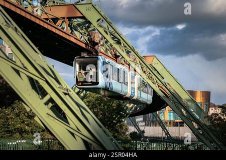 Wuppertal Schwebebahn par un après-midi ensoleillé, Allemagne Banque D'Images