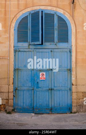 Pas de panneau de stationnement sur la porte de garage en bois bleu Banque D'Images