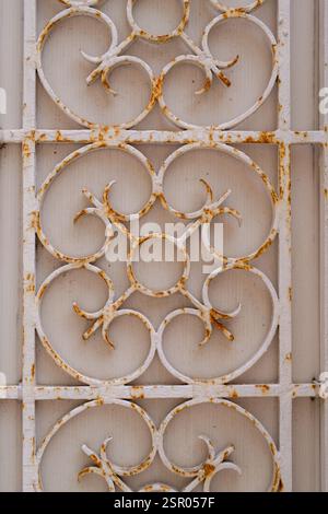 Vieille porte blanche avec des ornements décoratifs en fer rouillé Banque D'Images