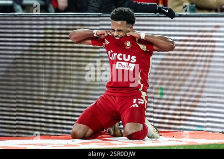 Liège, Belgique. 14 février 2025. Ilay Camara de Standard réagit lors d'un match de football entre Standard de Liège et KRC Genk, vendredi 14 février 2025 à Liège, au jour 26 de la saison 2024-2025 de la première division du championnat belge 'Jupiler Pro League'. BELGA PHOTO BRUNO FAHY crédit : Belga News Agency/Alamy Live News Banque D'Images