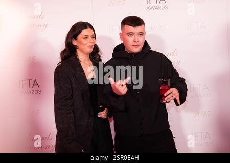 Dublin, Irlande – 14 février 2025 – genouillère sur le tapis rouge avant la 22e édition des Irish film & Television Academy IFTA Awards au Dublin Royal Convention Centre. Crédit : Liam Murphy/Alamy Live News Banque D'Images