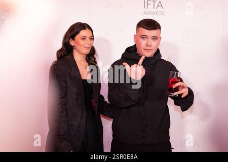 Dublin, Irlande – 14 février 2025 – genouillère sur le tapis rouge avant la 22e édition des Irish film & Television Academy IFTA Awards au Dublin Royal Convention Centre. Crédit : Liam Murphy/Alamy Live News Banque D'Images