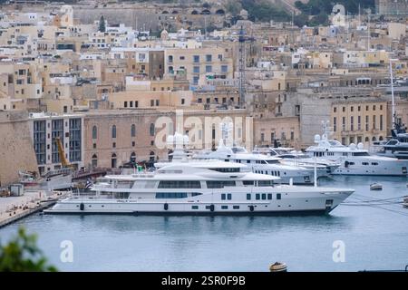 Vue panoramique sur les cités d'arbres, Fort St Elmo et Fort St Angelo depuis Upper Barrakka Gardens. Grand Harbor. La Valette. Malte. Banque D'Images