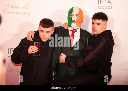 Dublin, Irlande – 14 février 2025 – genouillère sur le tapis rouge avant la 22e édition des Irish film & Television Academy IFTA Awards au Dublin Royal Convention Centre. Crédit : Liam Murphy/Alamy Live News Banque D'Images