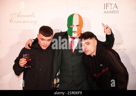 Dublin, Irlande – 14 février 2025 – genouillère sur le tapis rouge avant la 22e édition des Irish film & Television Academy IFTA Awards au Dublin Royal Convention Centre. Crédit : Liam Murphy/Alamy Live News Banque D'Images