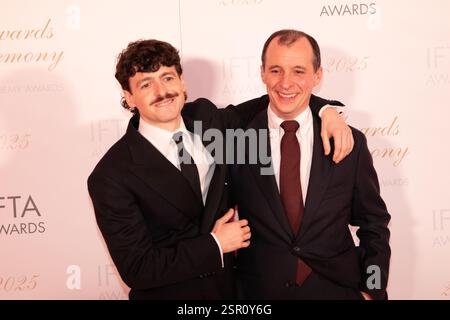 Dublin, Irlande – 14 février 2025 – Anthony Boyle et Tom Vaughan-Lawlor sur le tapis rouge avant la 22e édition des Irish film & Television Academy IFTA Awards au Dublin Royal Convention Centre. Crédit : Liam Murphy/Alamy Live News Banque D'Images
