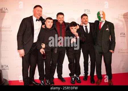 Dublin, Irlande – 14 février 2025 – genouillère sur le tapis rouge avant la 22e édition des Irish film & Television Academy IFTA Awards au Dublin Royal Convention Centre. Crédit : Liam Murphy/Alamy Live News Banque D'Images
