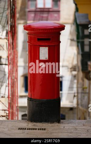 Boîte aux lettres rouge traditionnelle à la Valette, Malte Banque D'Images