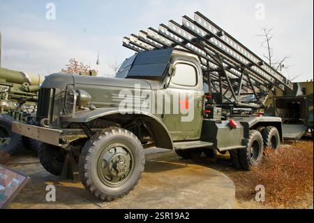 Lance-roquettes Katyusha. Tubes de fusée multiples sur un châssis de camion. Arme de l'ère soviétique utilisée dans la IIe Guerre mondiale également connue sous le nom de «l'orgue de Staline» en raison de son utilisation Banque D'Images