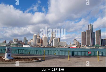 Detroit, Michigan USA Skyline, prise le 29 janvier 2025, de Windsor, Ontario Canada prise de l'autre côté de la rivière Detroit et comprend le nouveau bâtiment Hudson. Banque D'Images