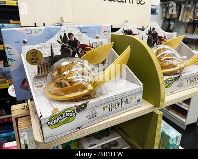 Lviv, Ukraine - 13 février 2025 : gros plan sur les jouets Perplexus Go mettant en vedette le design Harry Potter exposé sur les étagères du magasin. Banque D'Images