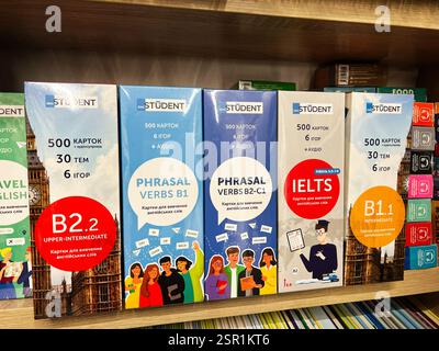 Lviv, Ukraine - 13 février 2025 : étagère avec des flashcards colorés en langue anglaise pour différents niveaux et sujets Banque D'Images