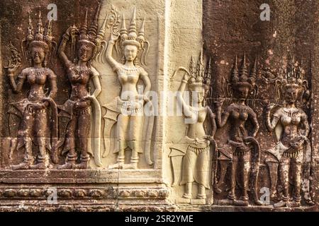 Statues sculptées d'apsaras dansants nymphes célestes sur les murs d'Angkor Wat, Siem Reap, Cambodge Banque D'Images